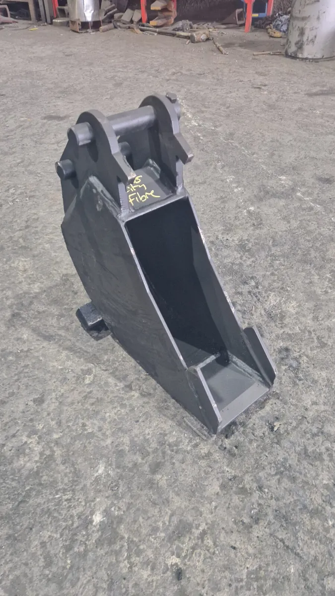 6” digging bucket no teeth to suit 1-2 ton machine - Image 1