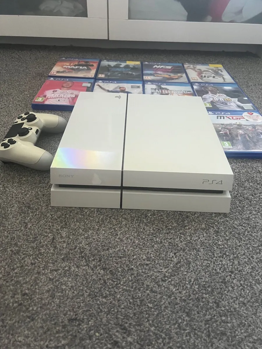 PlayStation 4 with 9 games - Image 1