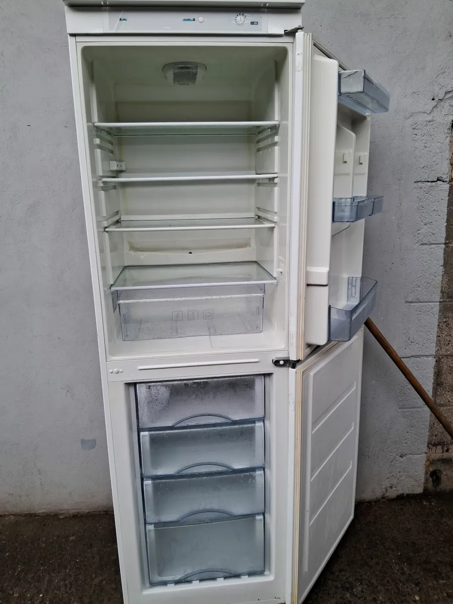 70/30 INTEGRETED FRIDGE AND FREEZER - Image 2