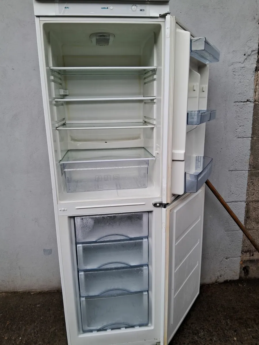 70/30 INTEGRETED FRIDGE AND FREEZER - Image 3