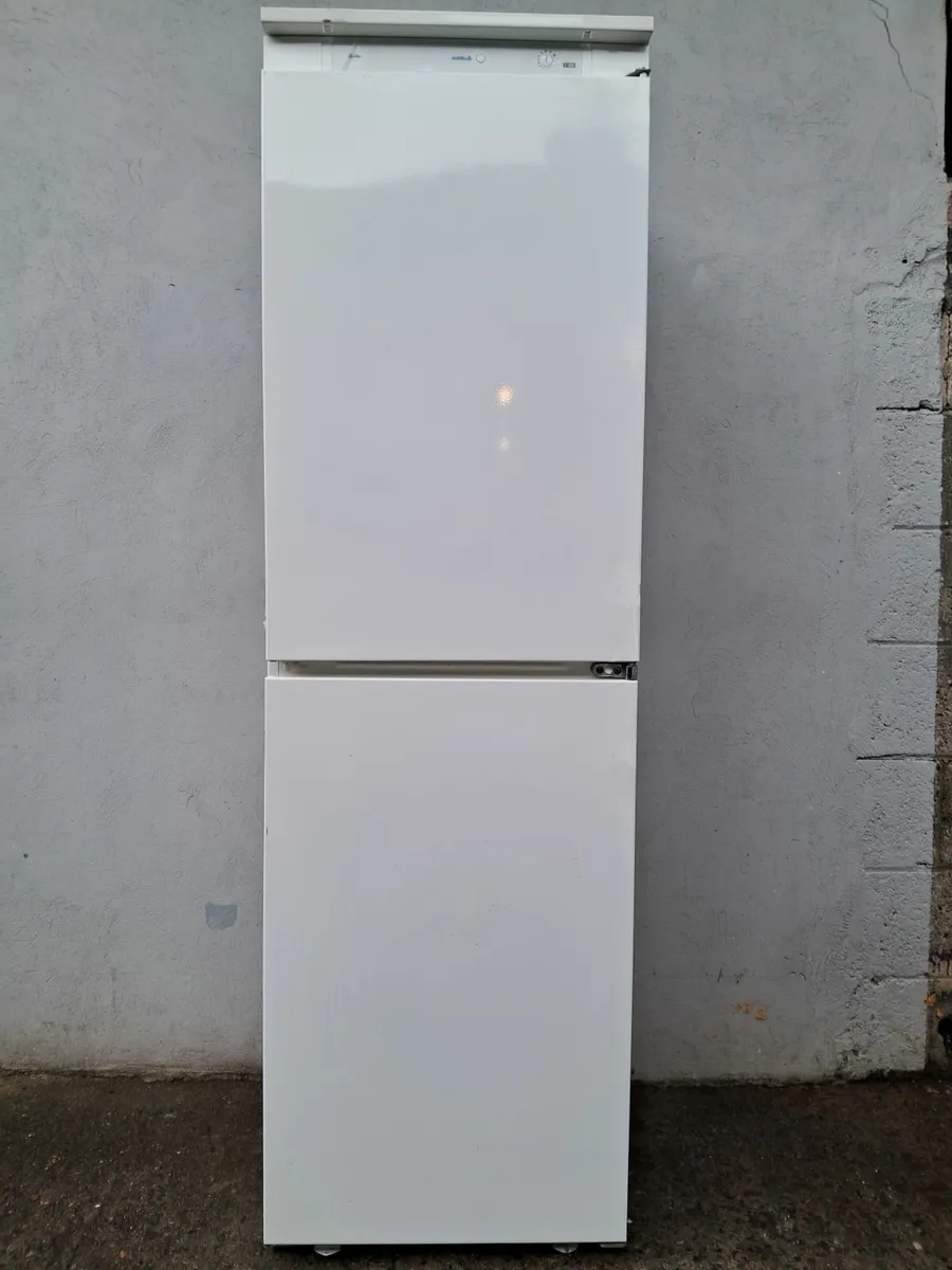 70/30 INTEGRETED FRIDGE AND FREEZER - Image 1