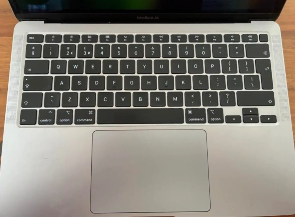 Mac Book Air - Image 4