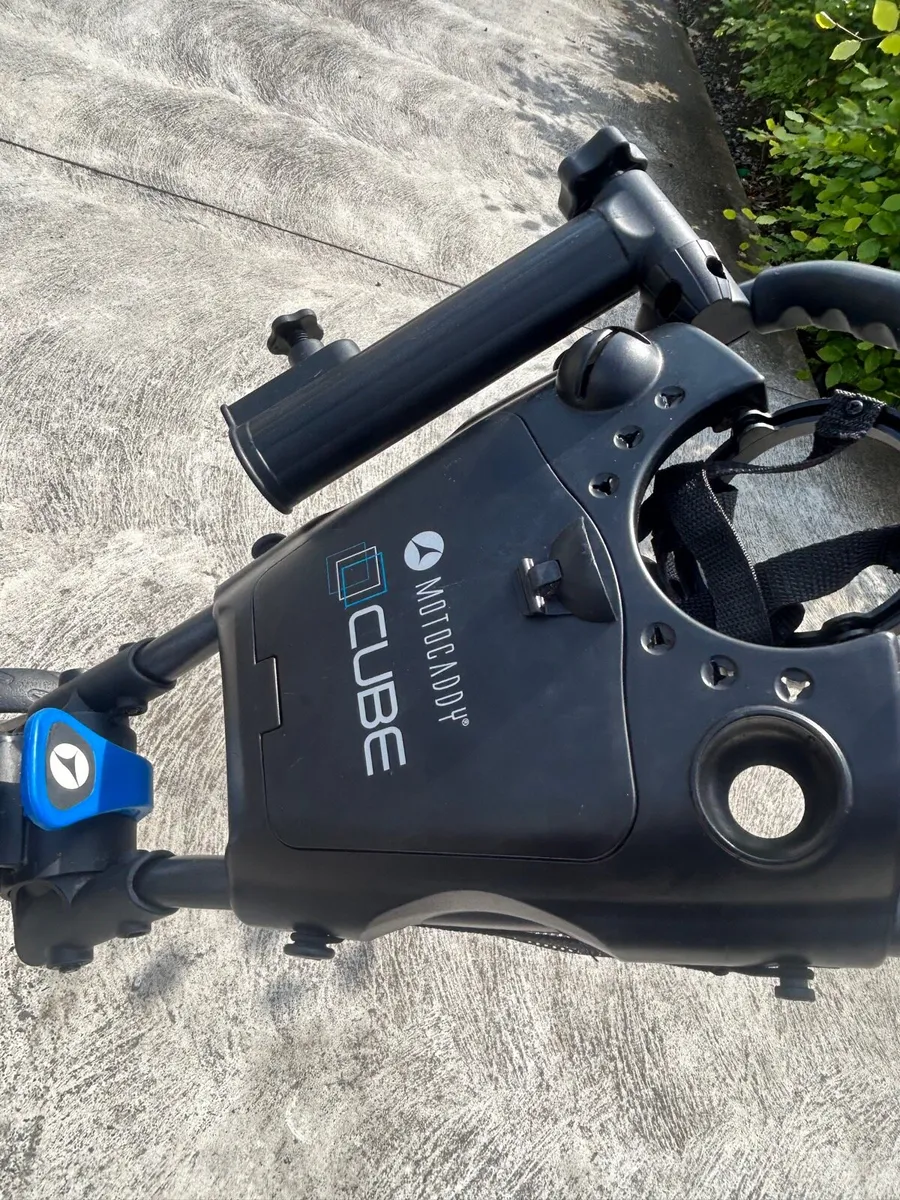 Motocaddy trolley and bag - Image 1