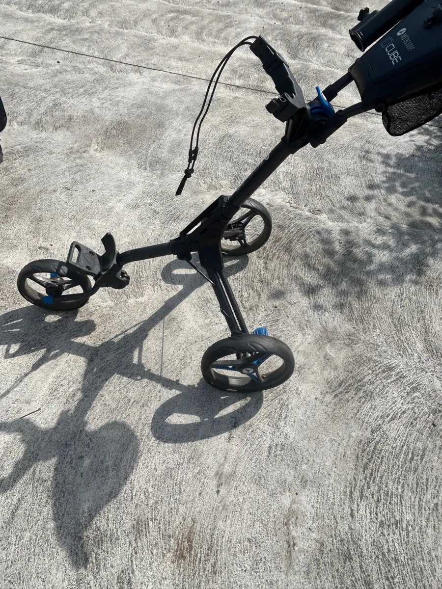 Motocaddy trolley and bag - Image 4