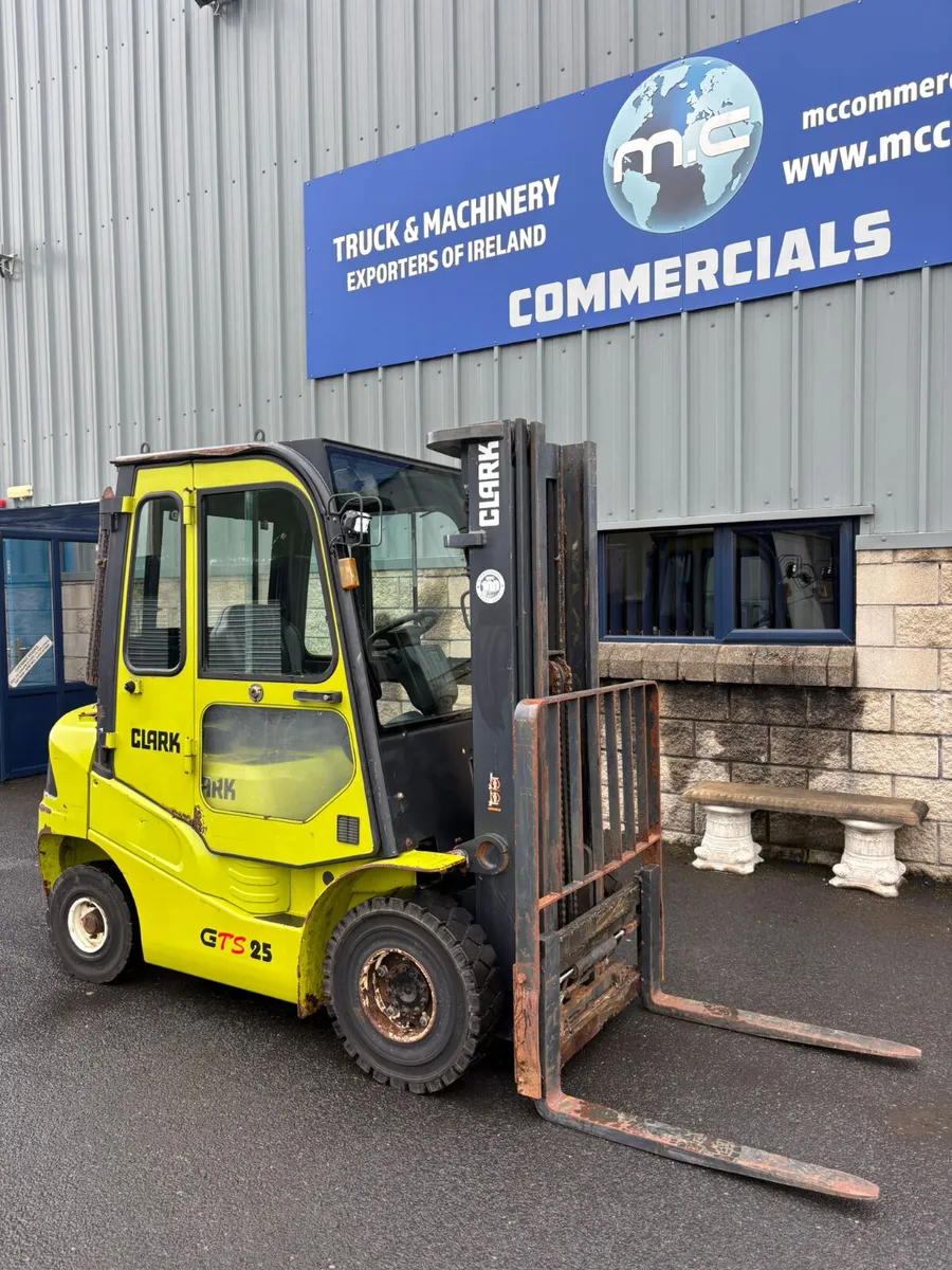 For Sale: 2.5 Ton CLARK All-Weather Forklift - Image 1