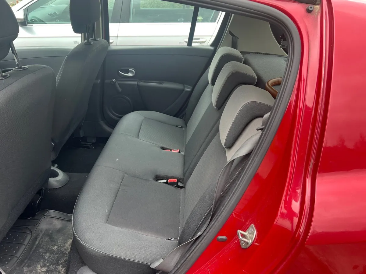 Renault Clio 2010 - Image 2