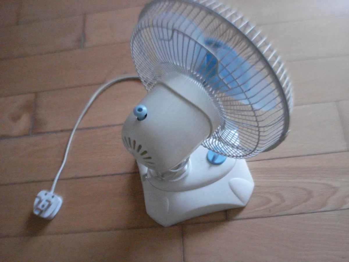ELECTRIC DESK FAN. 9 INCH, WHITE/BLUE. - Image 1