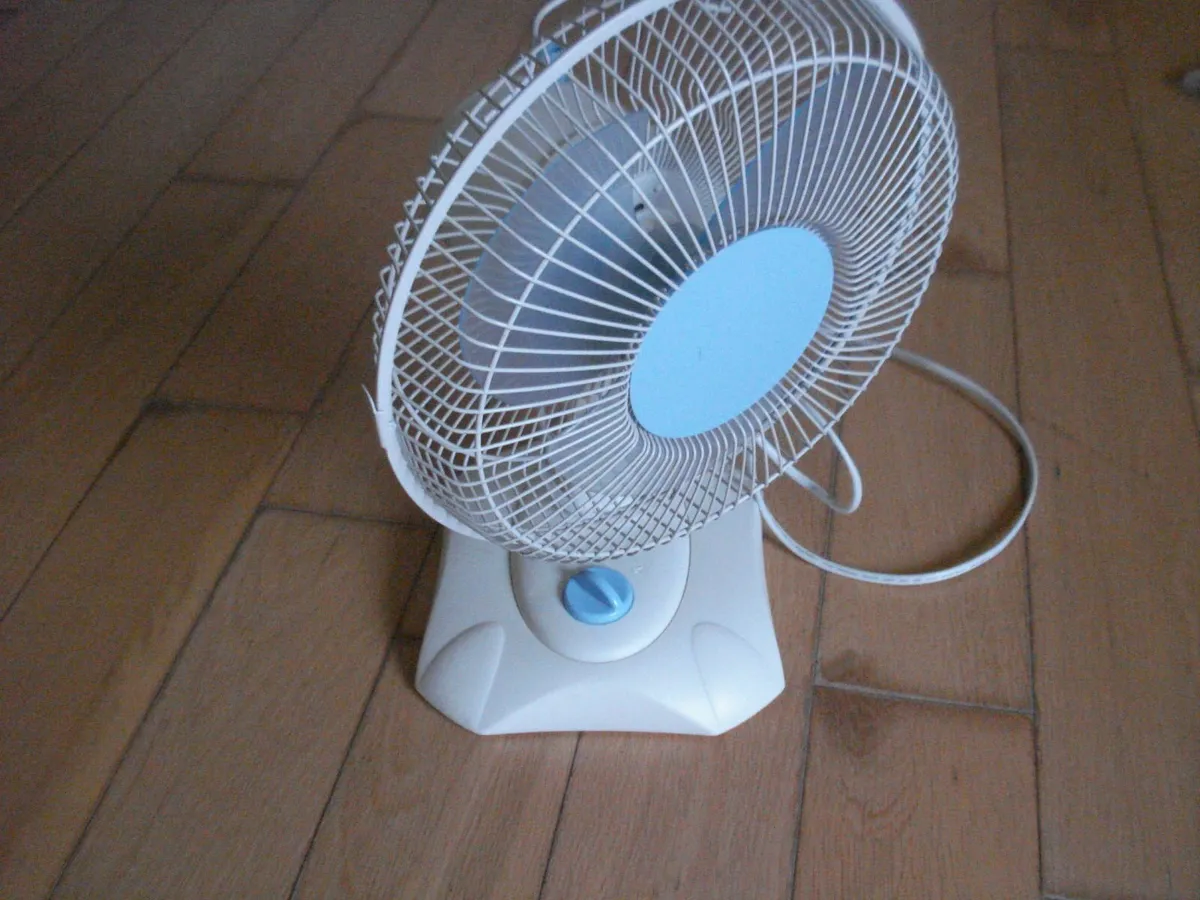 ELECTRIC DESK FAN. 9 INCH, WHITE/BLUE. - Image 2