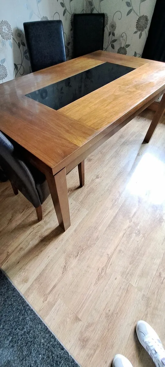 Table and chairs - Image 1