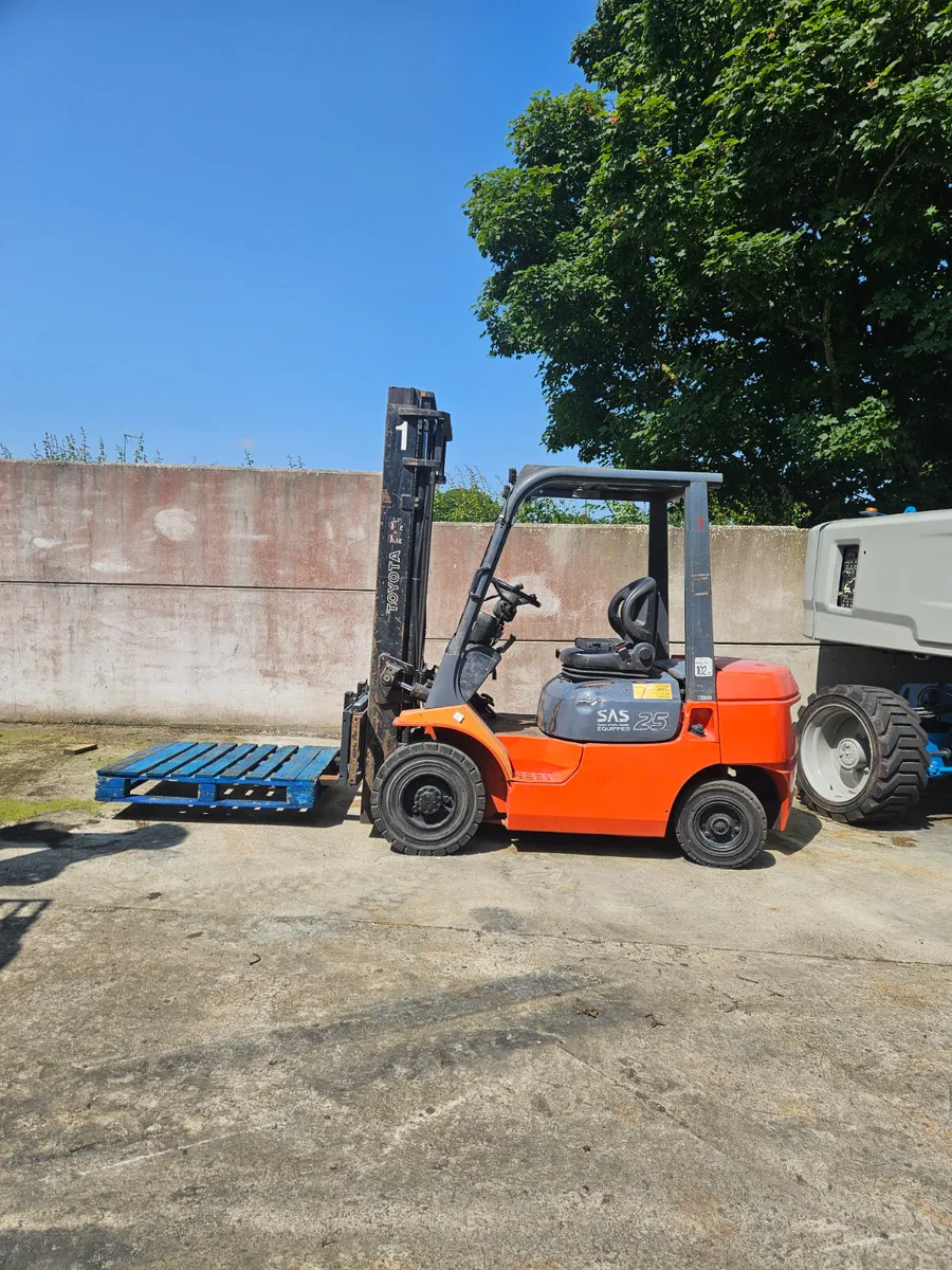 Toyota 2.5 ton diesel forklift - Image 1