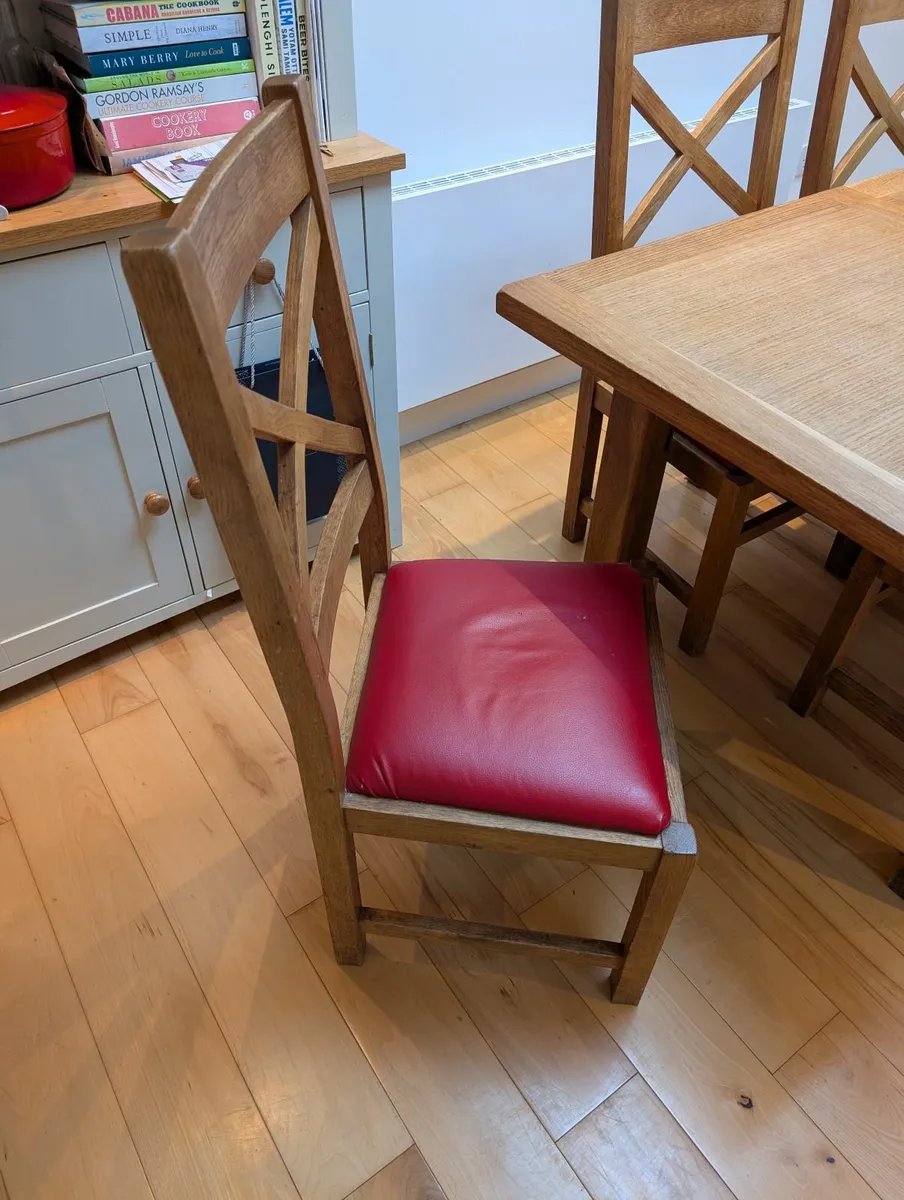 Solid oak dining table and 6 chairs - Image 2