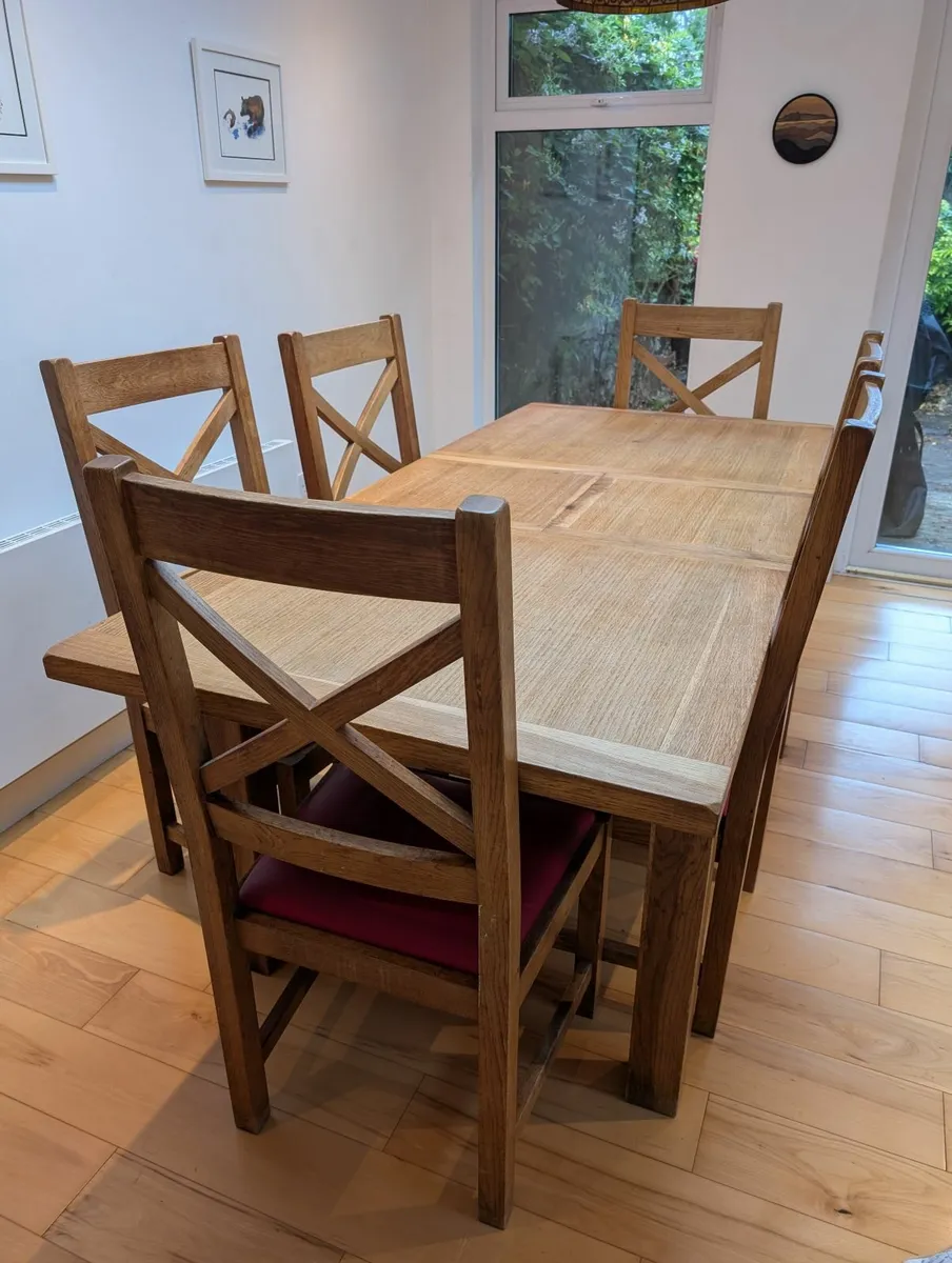 Solid oak dining table and 6 chairs - Image 1