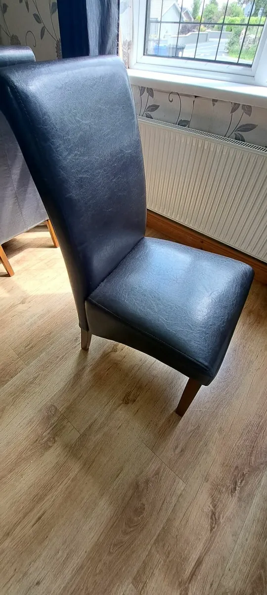 Table and chairs - Image 2