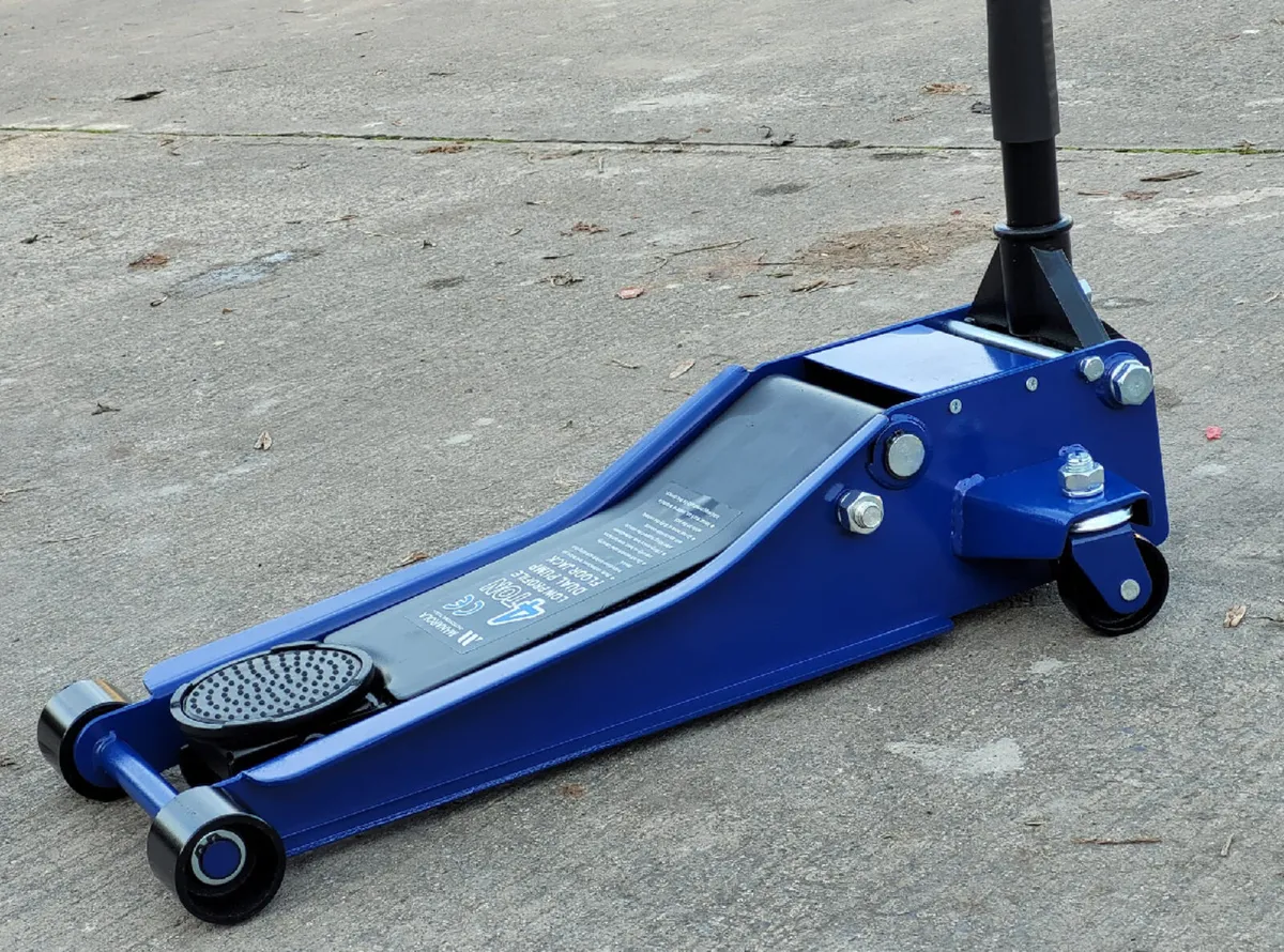 BRAND NEW LOW PROFILE 4TON TROLLEY JACK - Image 1