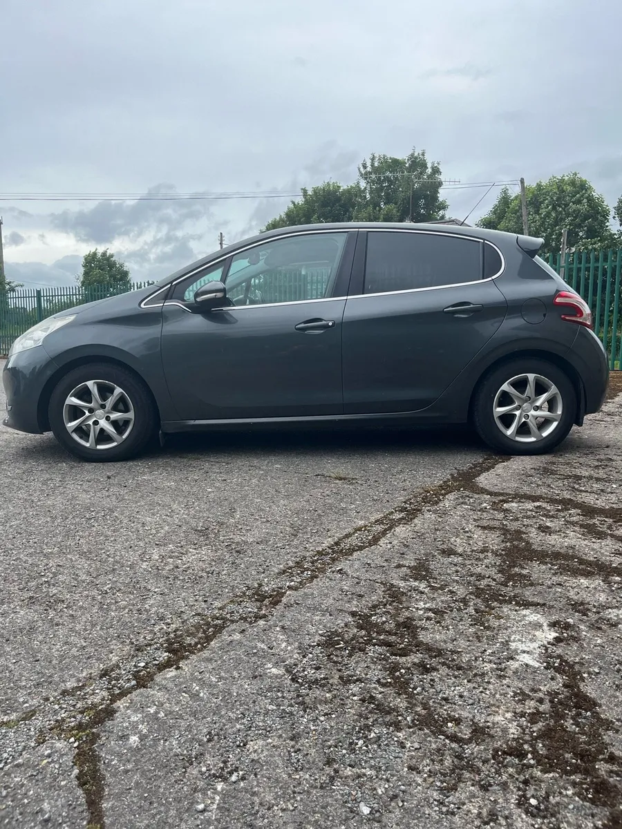 Peugeot 208 - Image 2