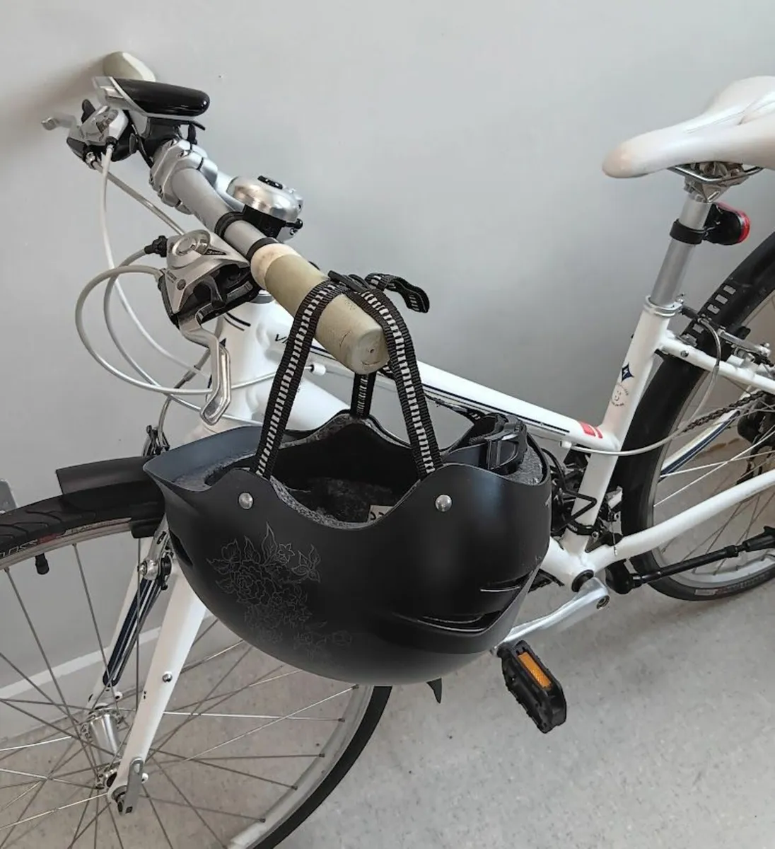 ladys lightweight bike & accessories hardly used - Image 2