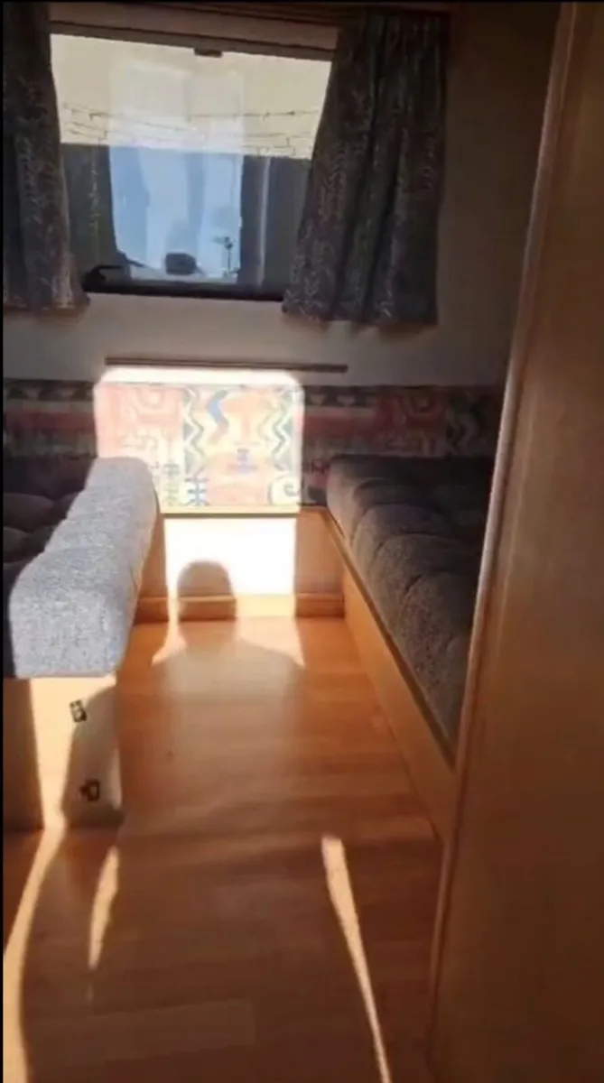 Bailey Discovery 300 5/6 berth & Awning - Image 3