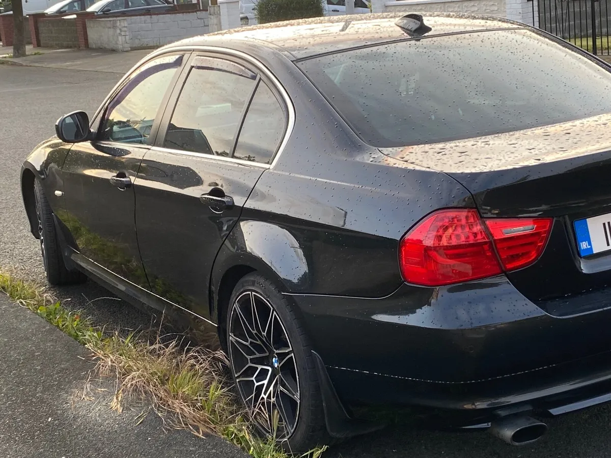 BMW 3-Series 2011 - Image 2