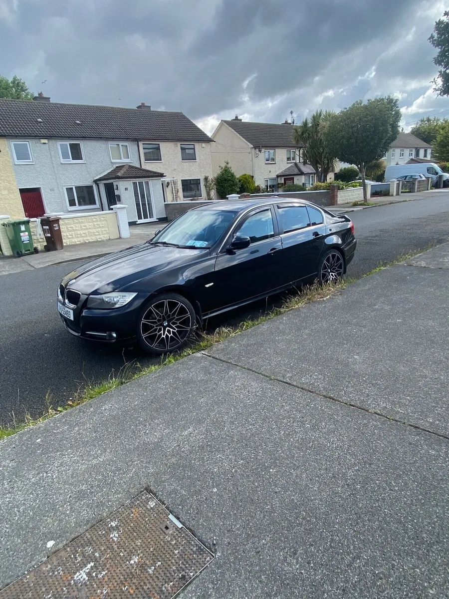 BMW 3-Series 2011 - Image 4