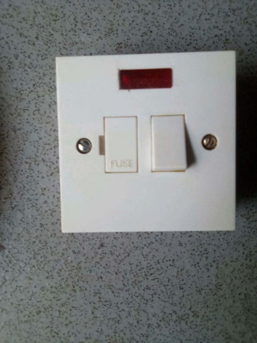 5. TWIN   SOCKETS.  AND. A  SWITCHED. SPUR  SWITCH - Image 4