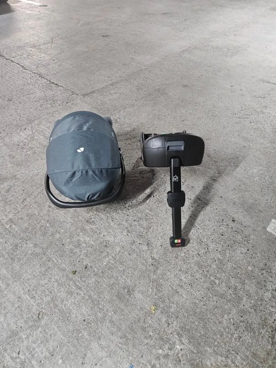 Baby seat & base - Image 1