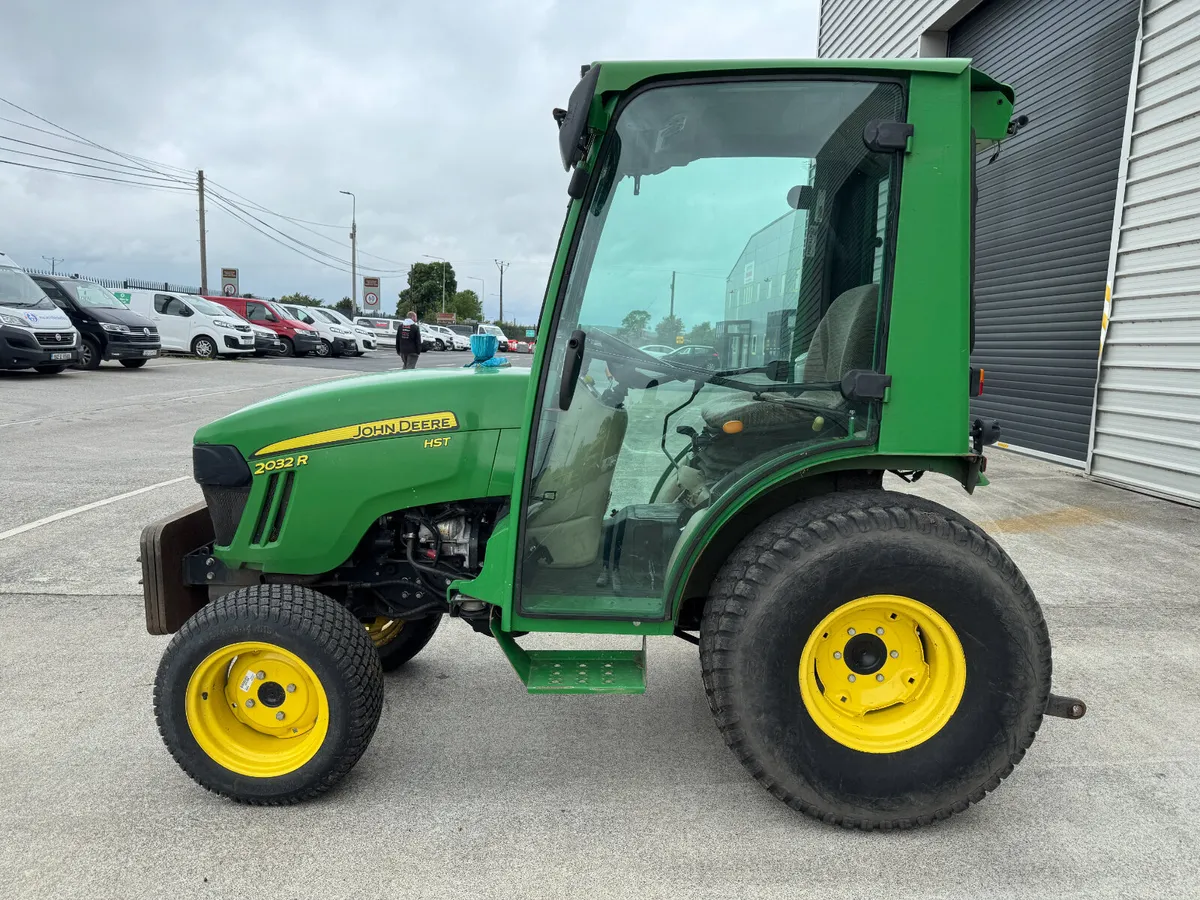 UNRESERVED JOHN DEERE 2032R COMPACT TRACTOR - Image 2