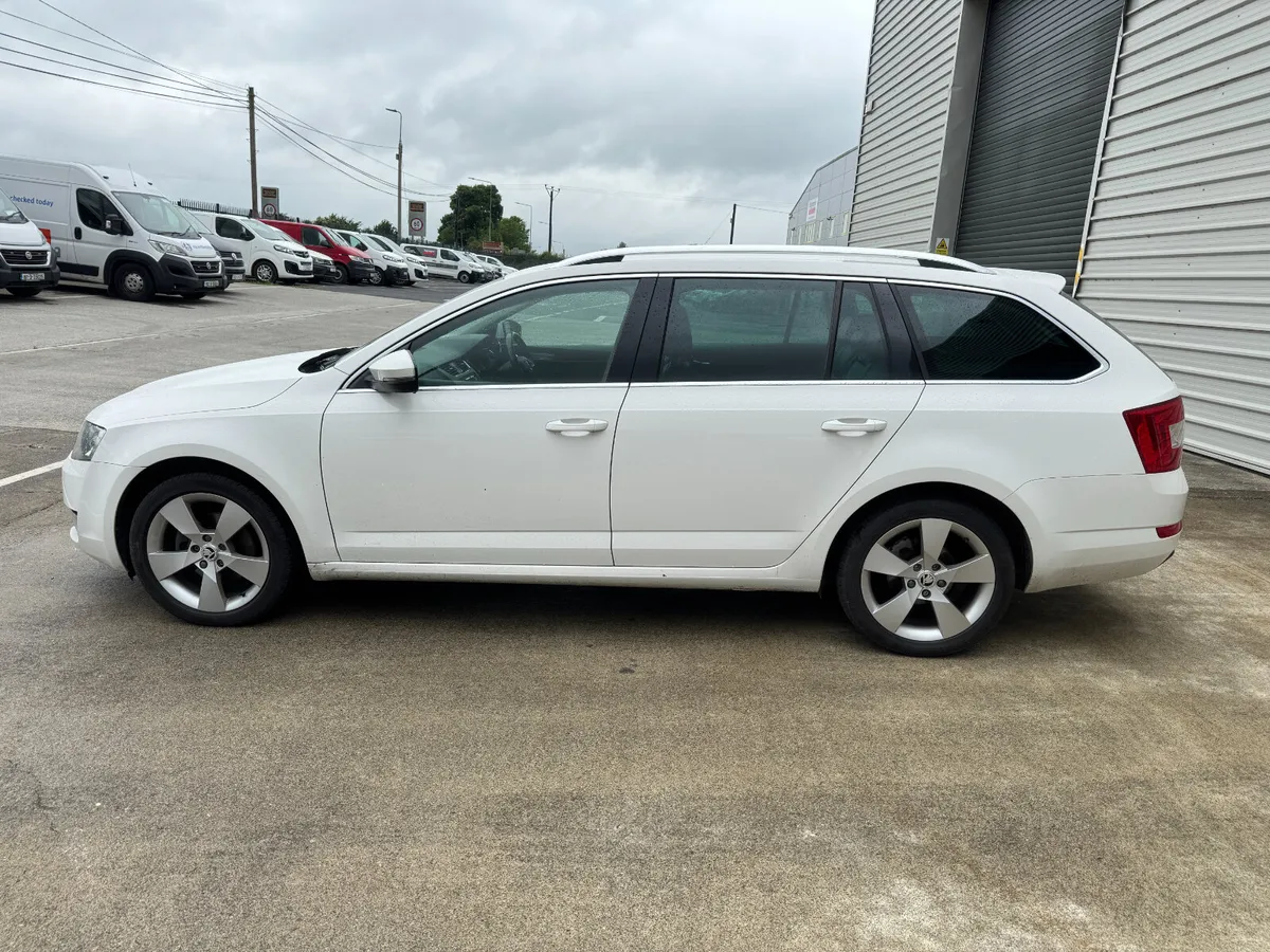 UNRESERVED 2017 SKODA OCTAVIA STYLE 2.0 ESTATE - Image 2