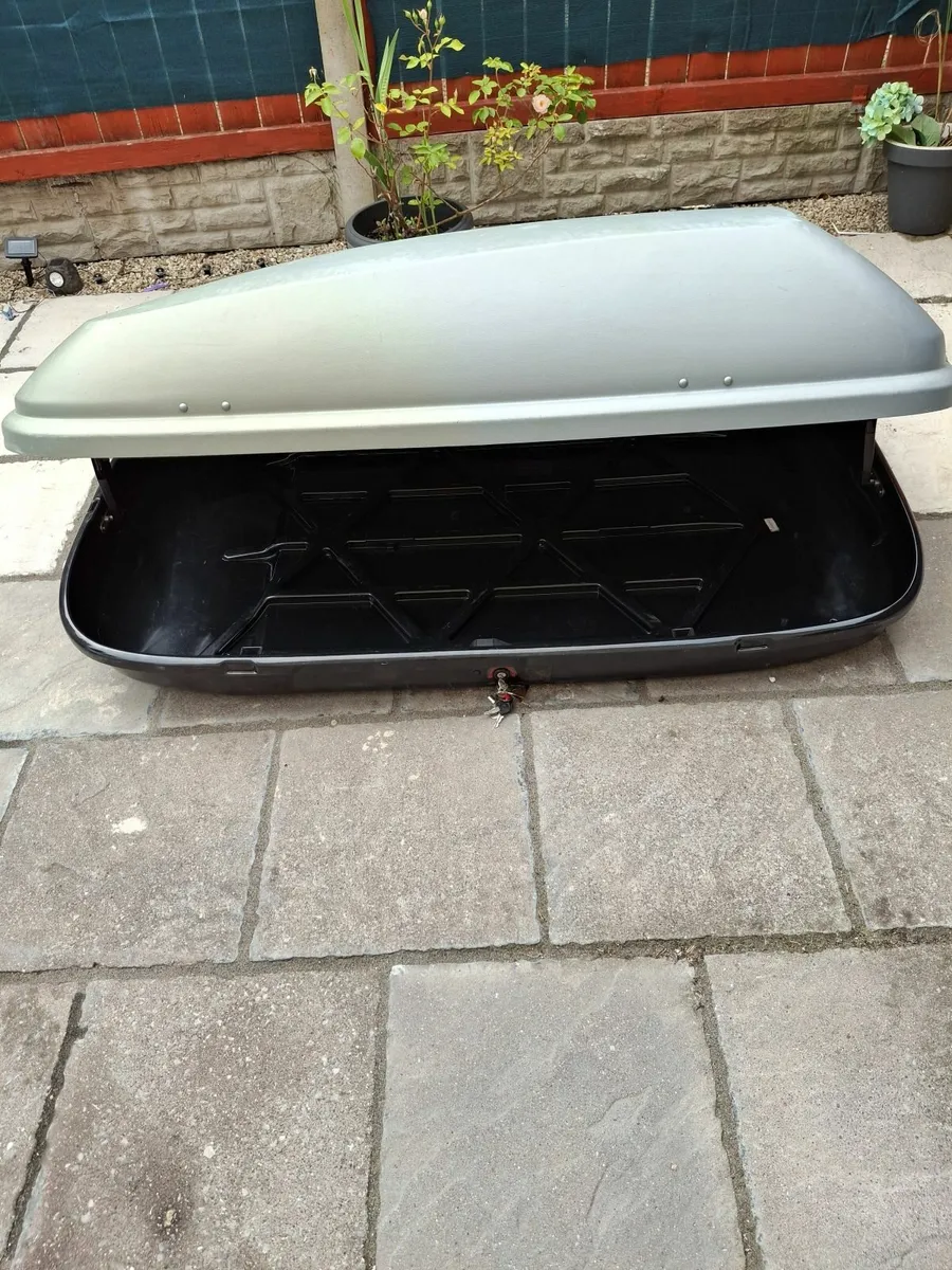 Car roof box - Image 1