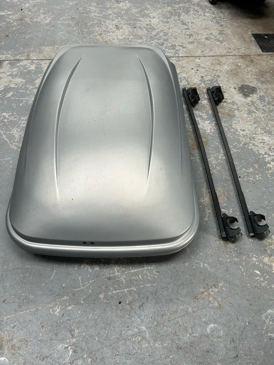 Roof box with 2 rails - Image 1