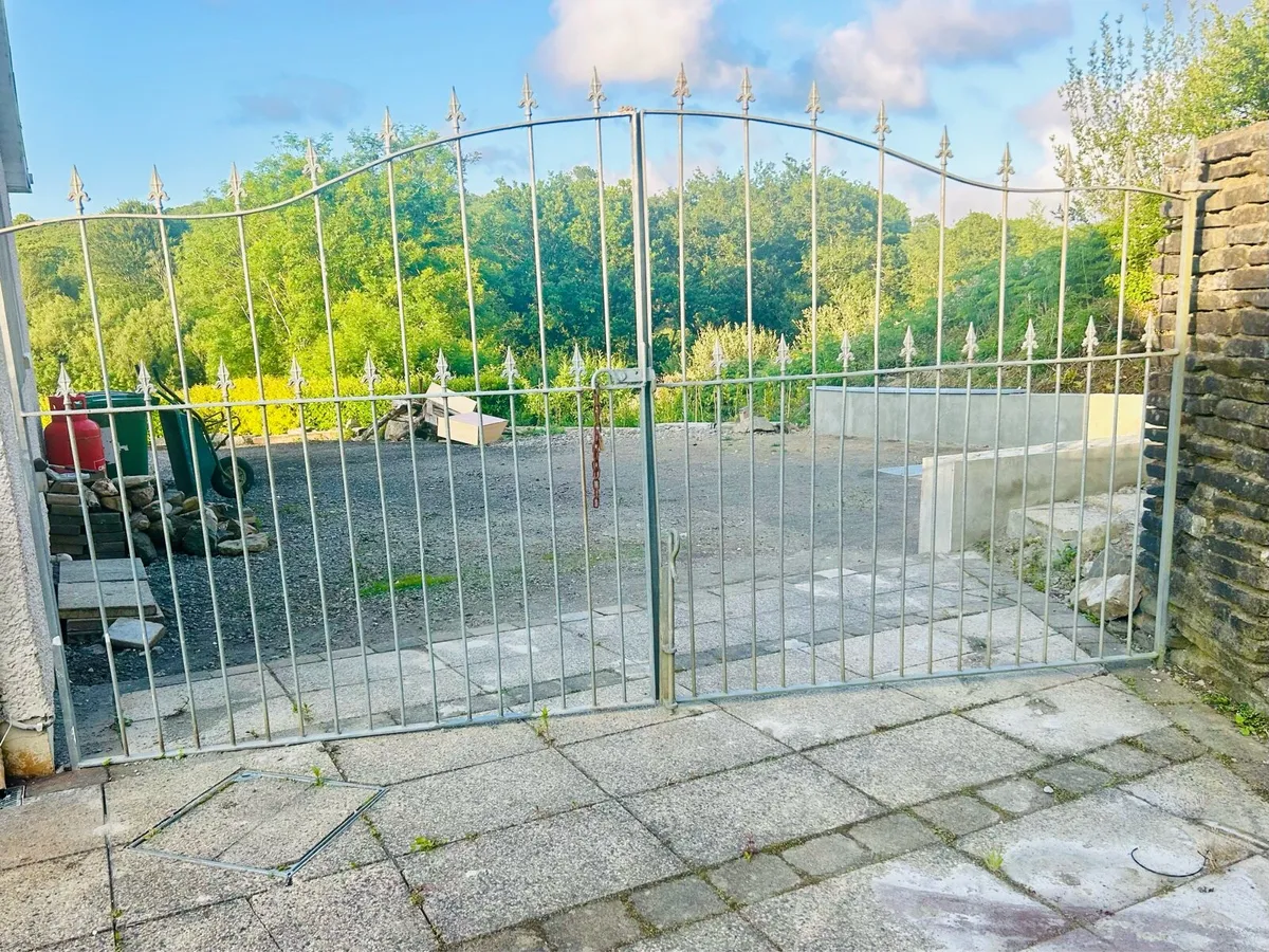 Gate