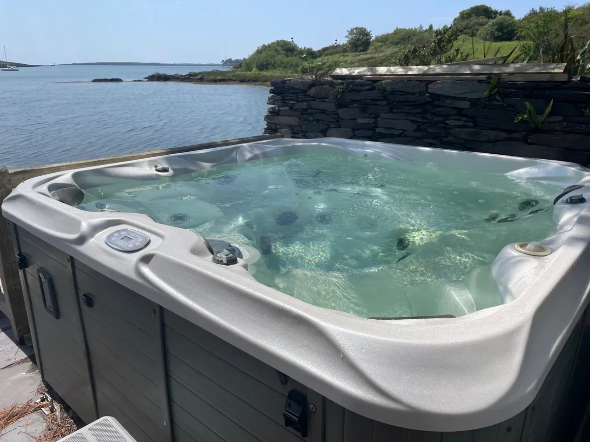 hot tub - Image 1