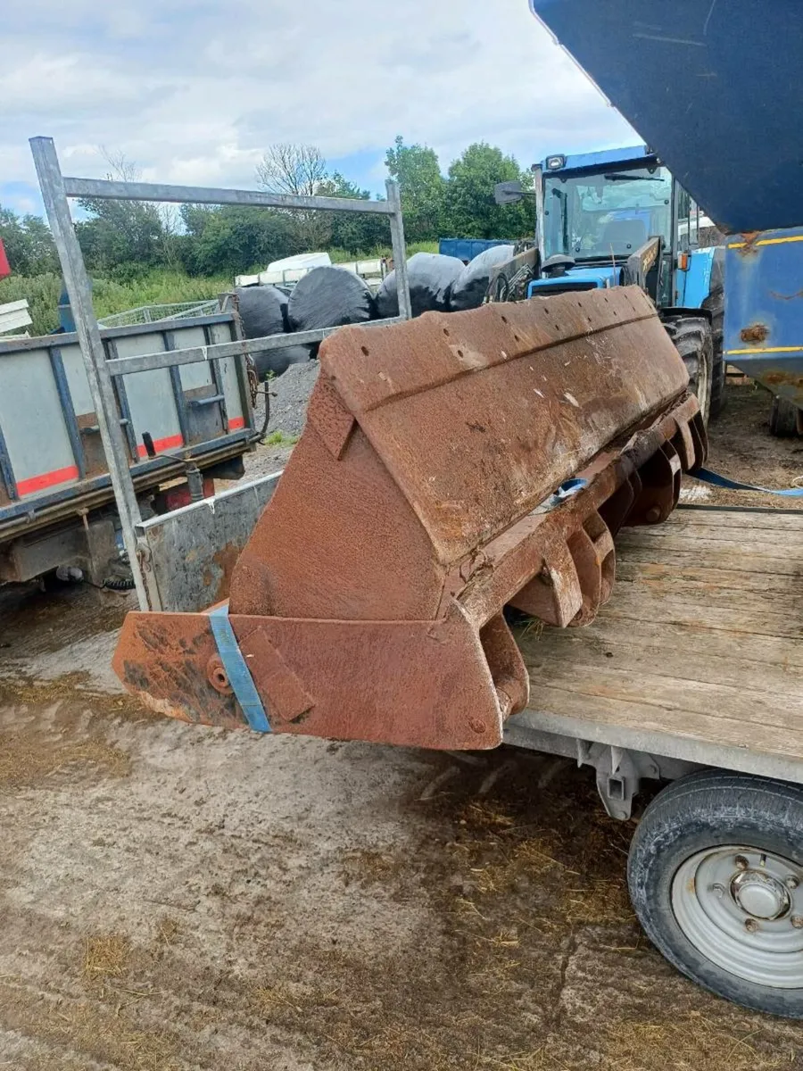 4 in one bucket goes onto lift arms - Image 1