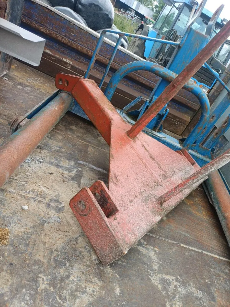 4 in one bucket goes onto lift arms - Image 3