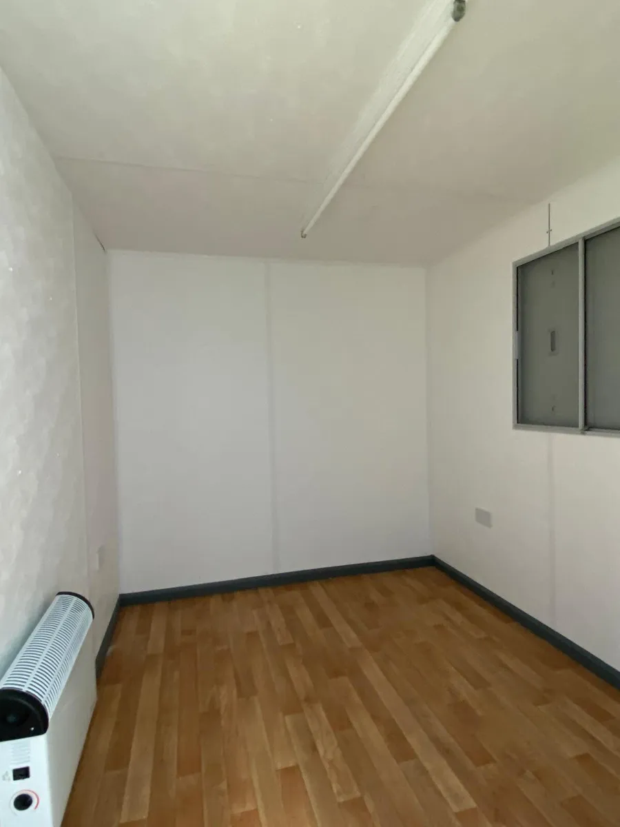 10FT x 8FT OPEN PLAN ANTI-VANDAL OFFICE - Image 3