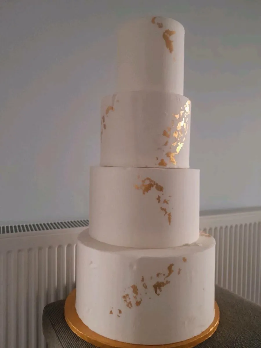 Artificial wedding cake