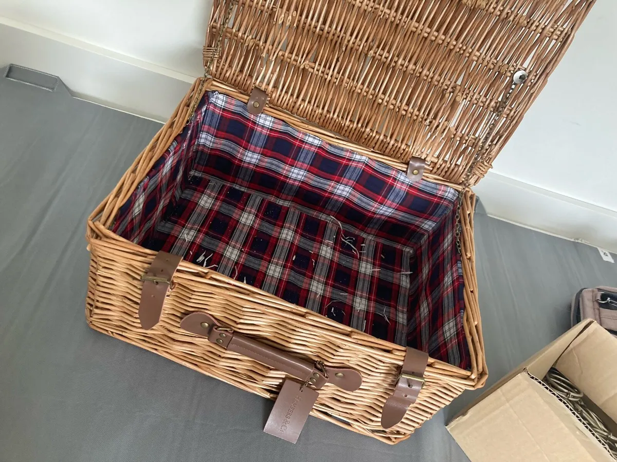 Picnic basket - Image 1