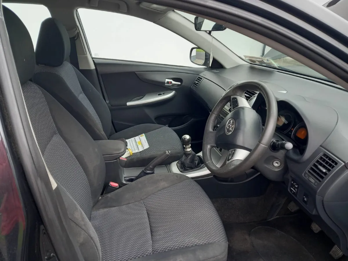 Toyota Corolla 2011 - Image 2