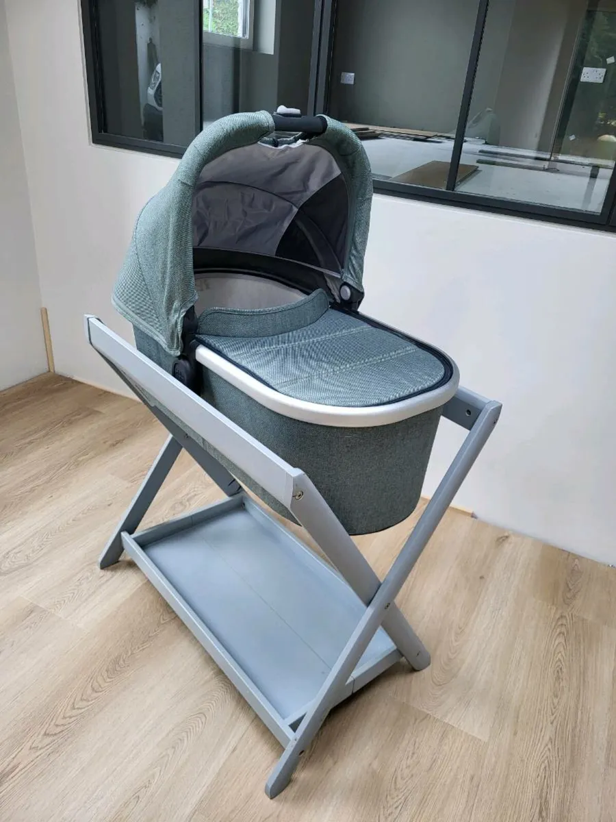 Uppababy bassinet and stand - Image 1