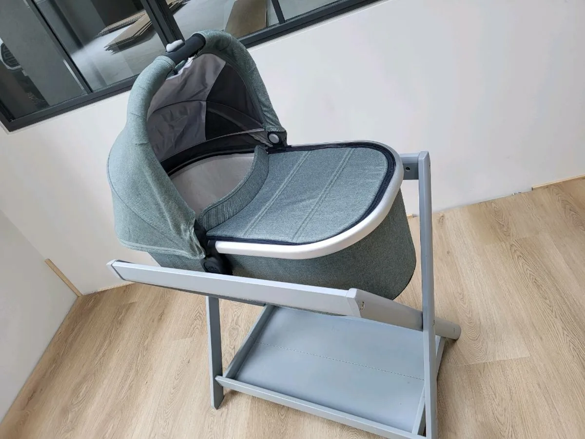 Uppababy bassinet and stand - Image 2