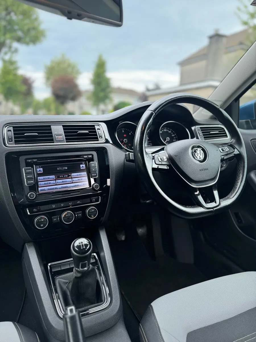 151 VW Jetta Highline 1.6TDI 110bhp - Image 4
