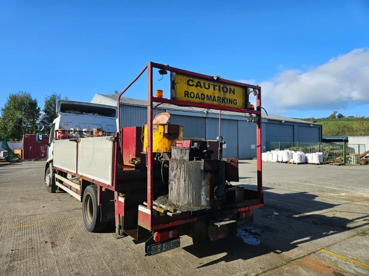 Roadmarking truck - Image 3