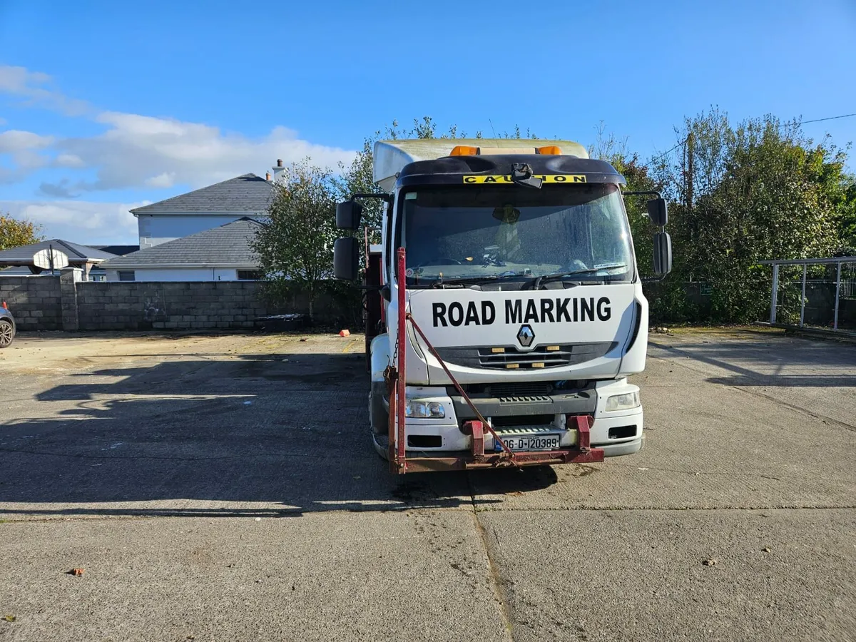 Roadmarking truck - Image 1