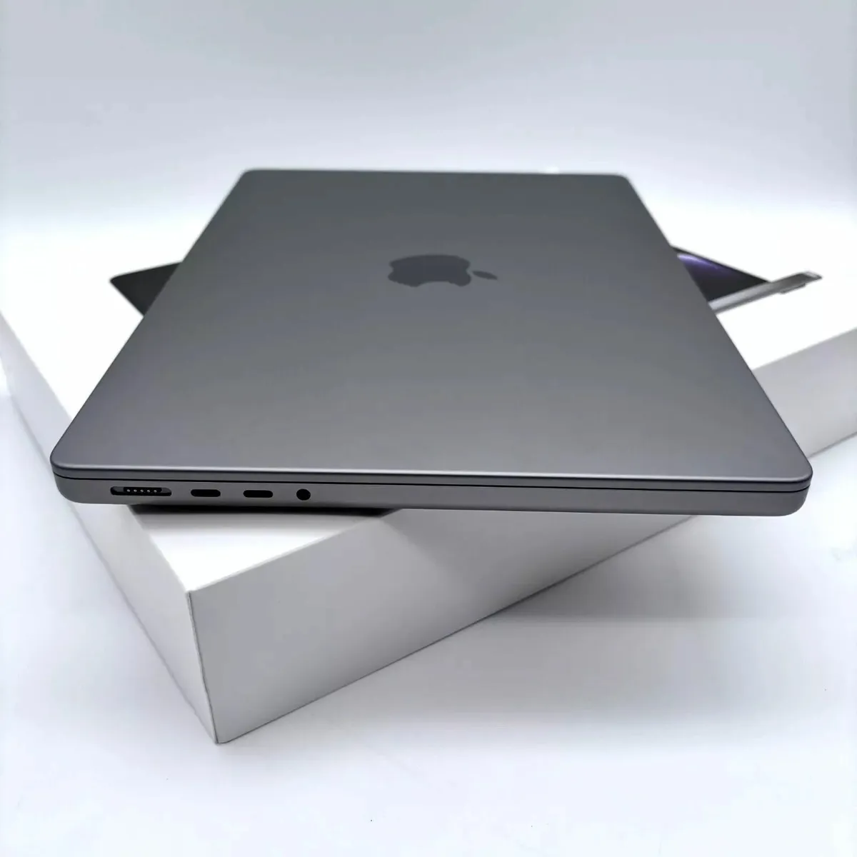 Apple MacBook Pro 14' (2021) M1 1TB SSD 16GB RAM - Image 3