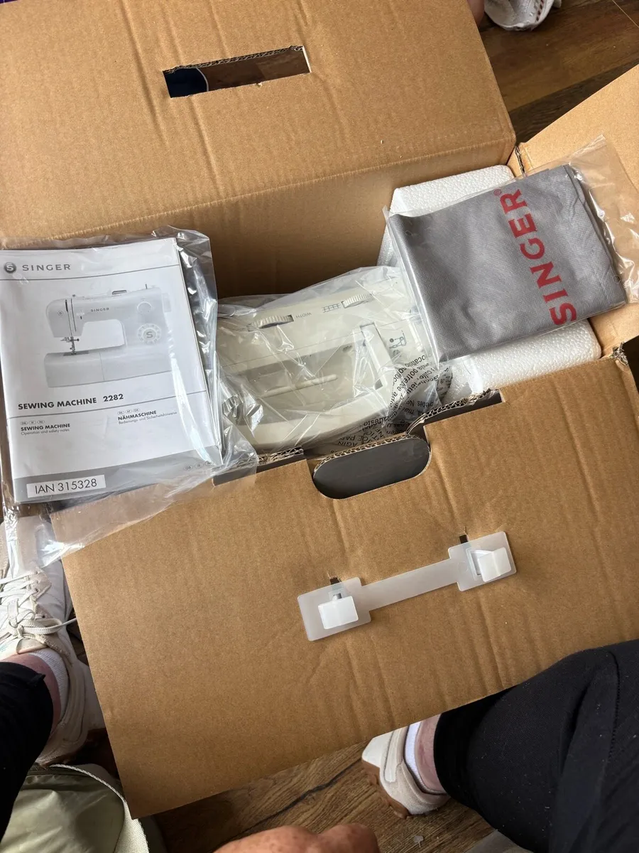 Singer sewing machine (brand new) - Image 4
