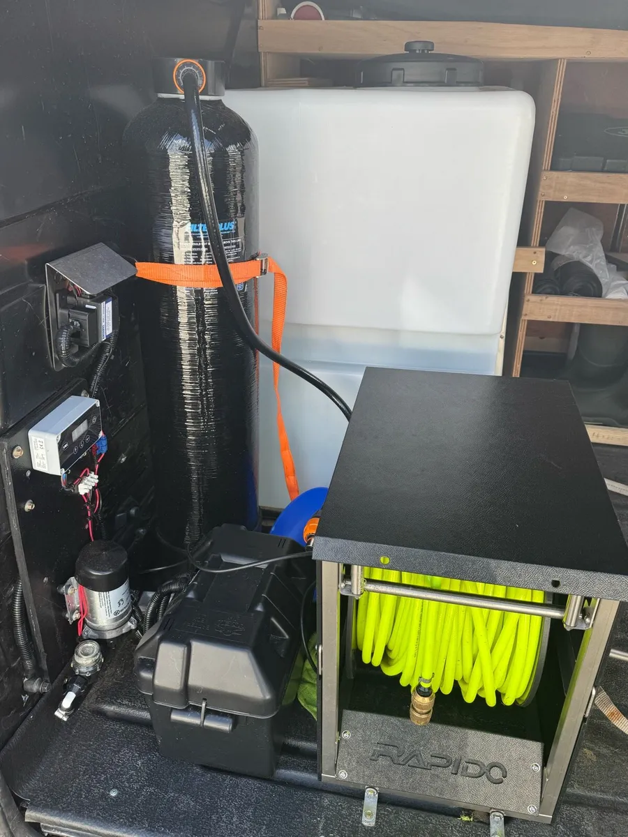 Reach and wash window cleaning system - Image 2
