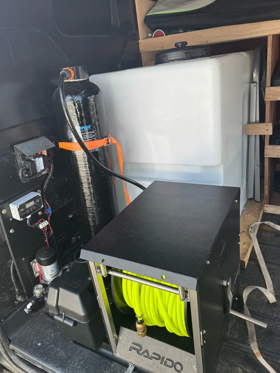 Reach and wash window cleaning system - Image 3