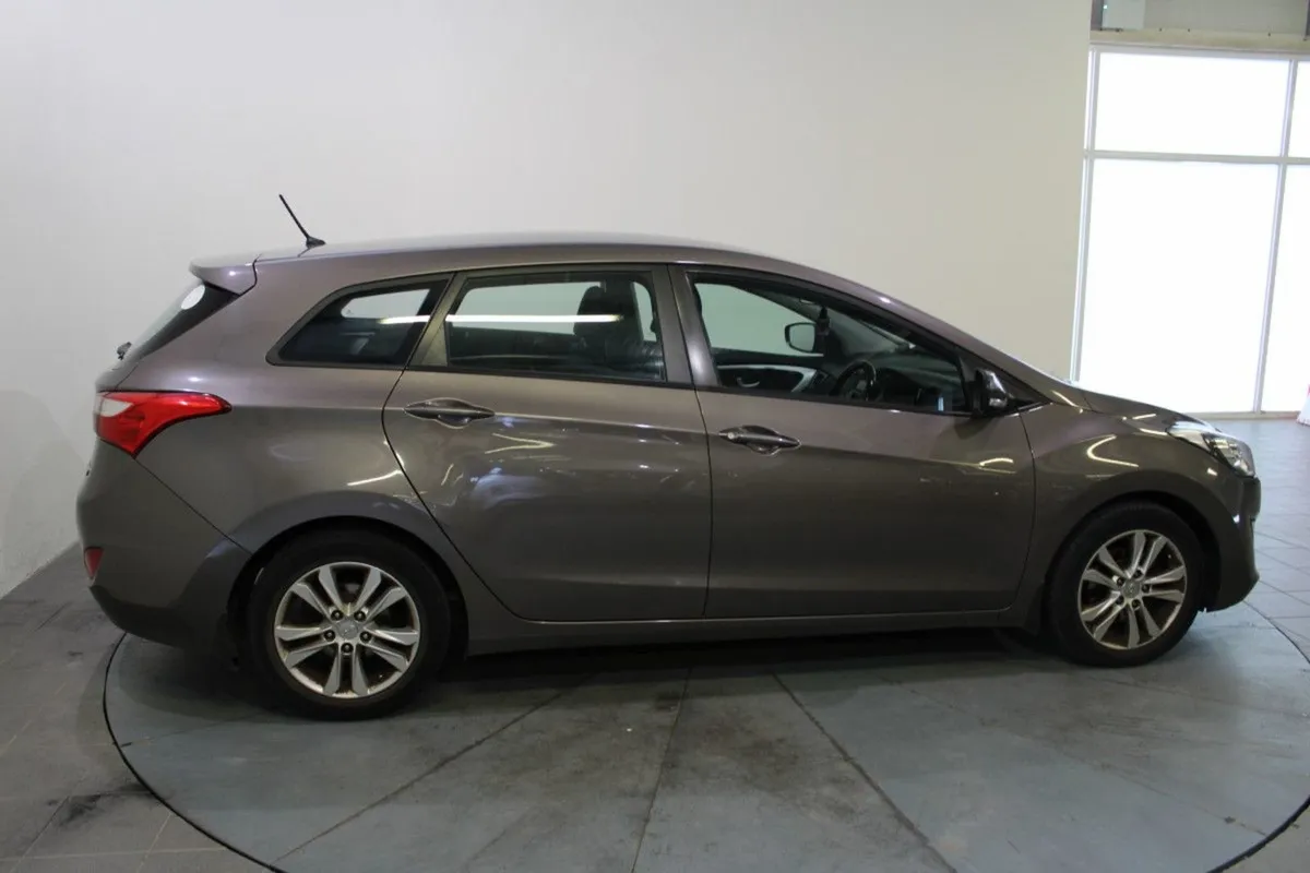 Hyundai i30 1.4 Diesel Elite Plus - Image 3