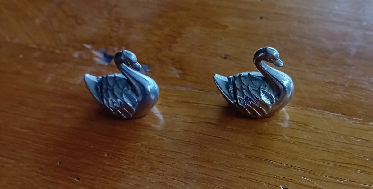 Two miniature silver swan cardholders for the dinn - Image 1