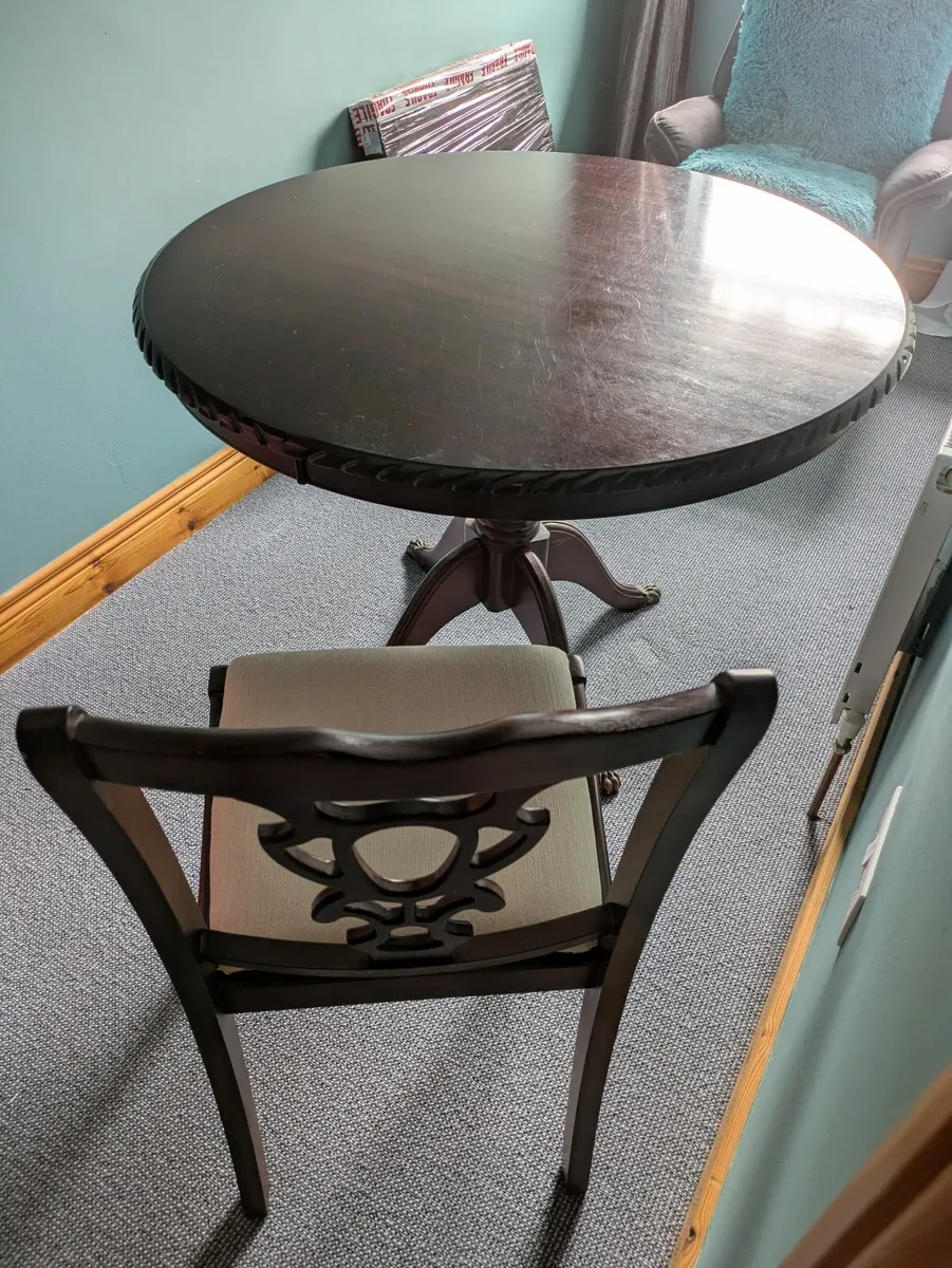 Table, chairs and mirrors - Image 1