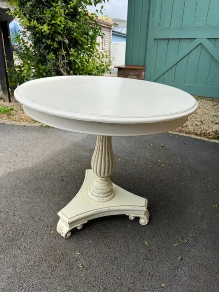 Beautiful vintage round table - Image 1